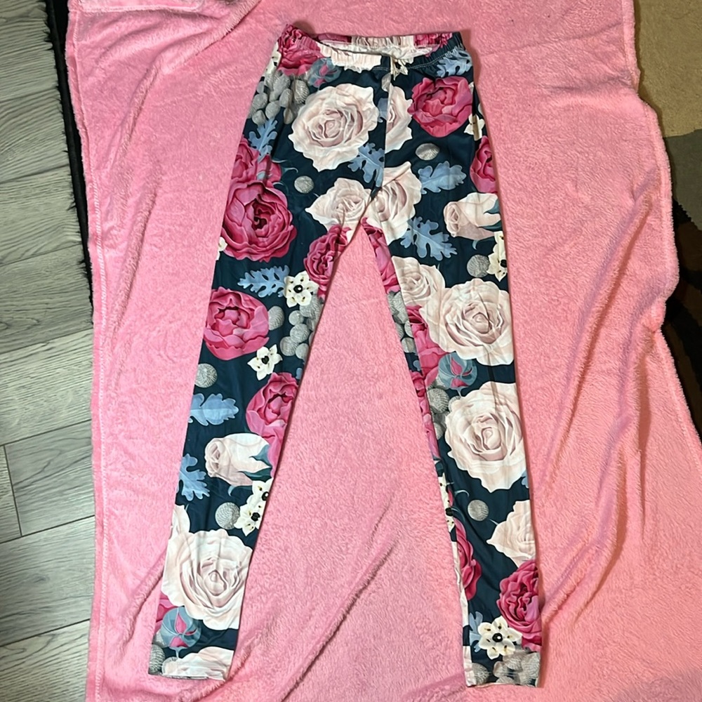 Beautiful floral leggings one size